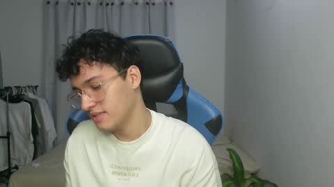 Snapshot of aron_444 chatting on 02/01/25, 04:03 online show from 02/01/25, 04:03