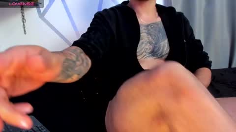 Snapshot of aron_santoro1 chatting on 12/20/24, 04:09 Aron Santoro online show from 12/20/24, 04:09