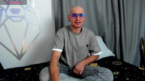 Snapshot of aron_santoro1 chatting on 12/24/24, 11:33 Aron Santoro online show from 12/24/24, 11:33