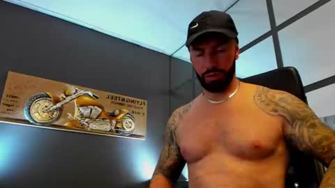 Snapshot of arongrant chatting on 06/18/26, 09:14 AronGrant online show from 06/18/26, 09:14