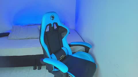 Snapshot of arontroy_wi chatting on 01/13/25, 03:23 noah and ivy online show from 01/13/25, 03:23