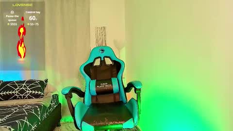 Snapshot of arontroy_wi chatting on 09/17/25, 10:39 noah and ivy online show from 09/17/25, 10:39