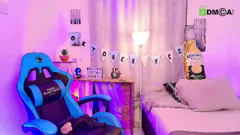 Snapshot of arontroy_wi chatting on 10/01/25, 12:00 noah and ivy online show from 10/01/25, 12:00