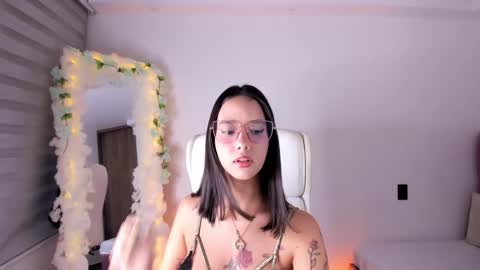 Snapshot of artbelia chatting on 02/17/25, 01:47 Lia Rose online show from 02/17/25, 01:47