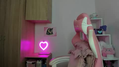 Snapshot of artic_love chatting on 10/28/25, 05:11 Lenna online show from 10/28/25, 05:11