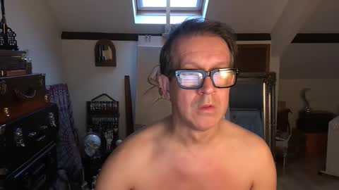 Snapshot of artisterotic chatting on 11/16/25, 08:31 artisterotic online show from 11/16/25, 08:31