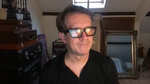 Snapshot of artisterotic chatting on 11/21/25, 01:43 artisterotic online show from 11/21/25, 01:43