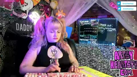 ArtsyHeartsyy online show from 04/25/26, 01:19