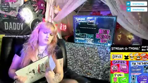 Snapshot of artsyheartsyy chatting on 05/02/26, 02:16 ArtsyHeartsyy online show from 05/02/26, 02:16