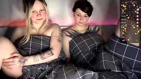 Arya brunett and Cassie blond online show from 03/06/25, 11:47