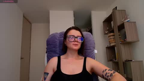 Snapshot of arya_starkw chatting on 10/19/25, 02:40 Ary 3 online show from 10/19/25, 02:40