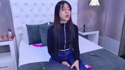 Snapshot of ashleyroberh chatting on 06/17/26, 03:31 AshleyRoberh online show from 06/17/26, 03:31