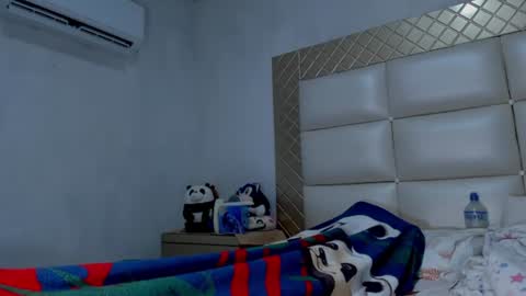 Snapshot of ashleytravis_ chatting on 07/15/26, 02:39 online show from 07/15/26, 02:39