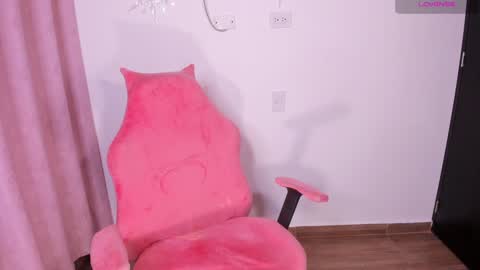 Ashleyy18   online show from 02/06/25, 08:50