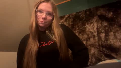 Snapshot of ashleyynicholee chatting on 12/15/25, 11:42 ashleyynicholee online show from 12/15/25, 11:42