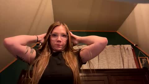 Snapshot of ashleyynicholee chatting on 12/22/25, 06:21 ashleyynicholee online show from 12/22/25, 06:21
