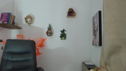 Sarah .3   hello guys .im love online show from 10/10/25, 12:42