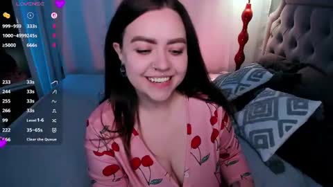 Snapshot of ashton_heidi chatting on 06/19/26, 12:04 Your girlfriend online show from 06/19/26, 12:04