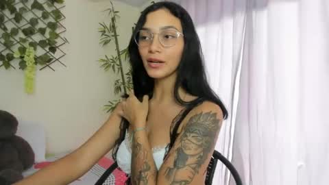 Snapshot of asiam_brunet chatting on 10/23/25, 06:50 Camila online show from 10/23/25, 06:50