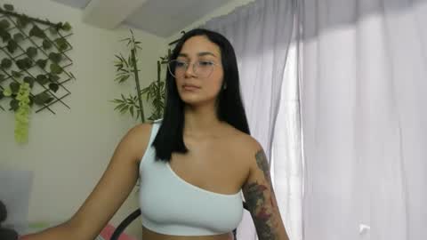 Snapshot of asiam_brunet chatting on 10/24/25, 05:53 Camila online show from 10/24/25, 05:53