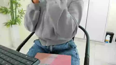 Camila online show from 10/31/25, 11:44