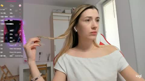 Snapshot of askcaroline chatting on 05/06/26, 11:26 Caroline online show from 05/06/26, 11:26
