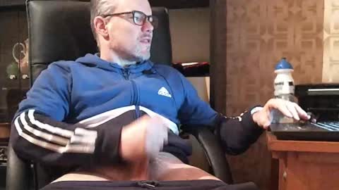 Snapshot of asterion51 chatting on 12/19/25, 05:31 asterion51 online show from 12/19/25, 05:31