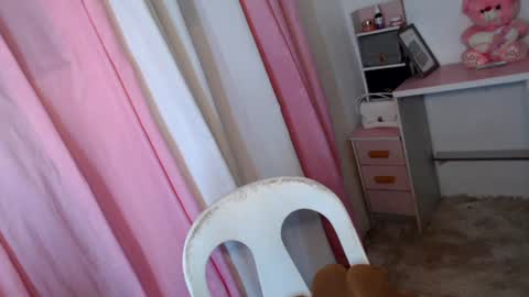 Snapshot of astraea_xxx chatting on 07/08/26, 05:12 Anna online show from 07/08/26, 05:12