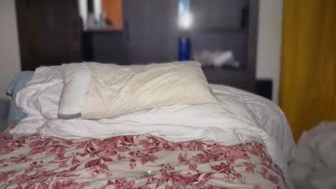 Snapshot of astro_n_tatiana chatting on 12/15/25, 04:39 astro_n_tatiana online show from 12/15/25, 04:39