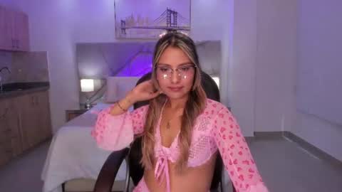 Snapshot of asura_love chatting on 06/19/26, 06:01 asura_love online show from 06/19/26, 06:01