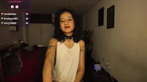 Snapshot of atenea_dragon__ chatting on 10/16/25, 08:04 Atenea online show from 10/16/25, 08:04