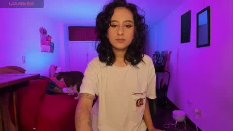 Snapshot of atenea_dragon__ chatting on 10/18/25, 04:59 Atenea online show from 10/18/25, 04:59