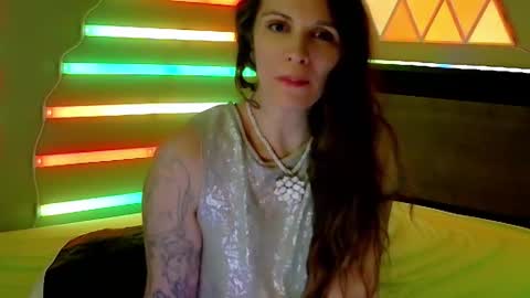 Snapshot of athenaautumn chatting on 01/01/25, 04:18 Athena Autumn online show from 01/01/25, 04:18