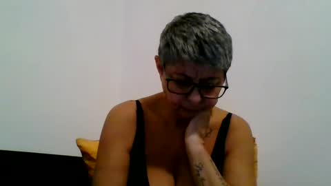 Snapshot of atikaarea chatting on 12/21/24, 04:03 atikaarea online show from 12/21/24, 04:03