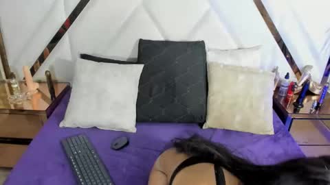 Monii Yi online show from 09/21/25, 05:20