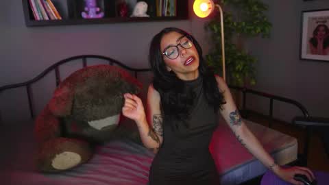  A U R A           online show from 11/10/25, 03:49