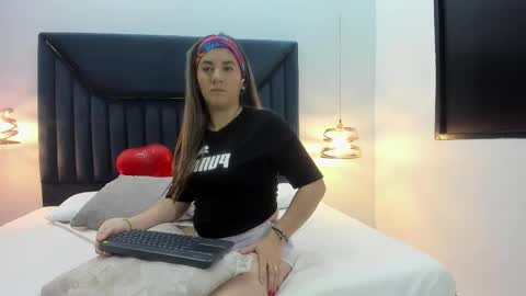 Snapshot of auraevens chatting on 09/22/25, 11:45 Aura Evans online show from 09/22/25, 11:45