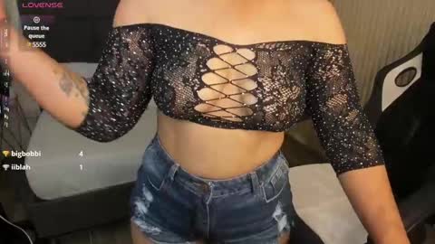 Snapshot of aurora_johnson_ chatting on 12/17/24, 05:40 A U R O R A online show from 12/17/24, 05:40