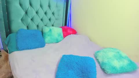 aurora_sky9 online show from 12/18/25, 02:28