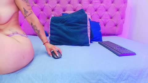 auroraa_miller online show from 09/18/25, 11:56