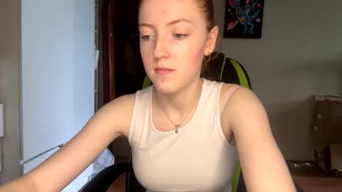 auroraviolet_ online show from 06/08/26, 11:32