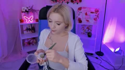 aurorawrenfield online show from 10/30/25, 10:27