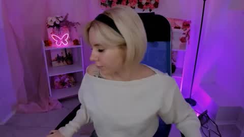 aurorawrenfield online show from 11/04/25, 07:18