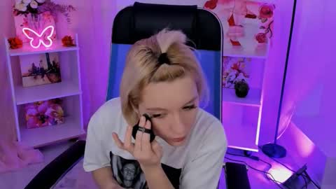 aurorawrenfield online show from 11/06/25, 07:31