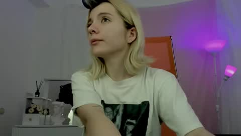 aurorawrenfield online show from 04/16/26, 12:44