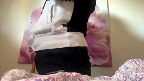 Snapshot of aussielovingxxx chatting on 04/15/26, 09:37 Milf4u online show from 04/15/26, 09:37