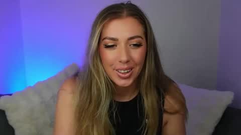 Snapshot of aussielulu chatting on 10/17/25, 11:24 aussielulu online show from 10/17/25, 11:24