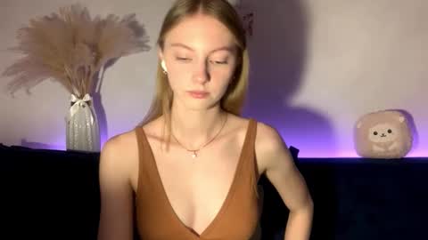 Annie online show from 09/25/25, 03:27