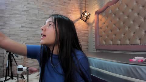 Snapshot of ava_broown chatting on 01/21/25, 03:15              online show from 01/21/25, 03:15