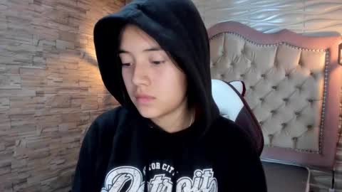 Snapshot of ava_broown chatting on 02/03/25, 04:35              online show from 02/03/25, 04:35